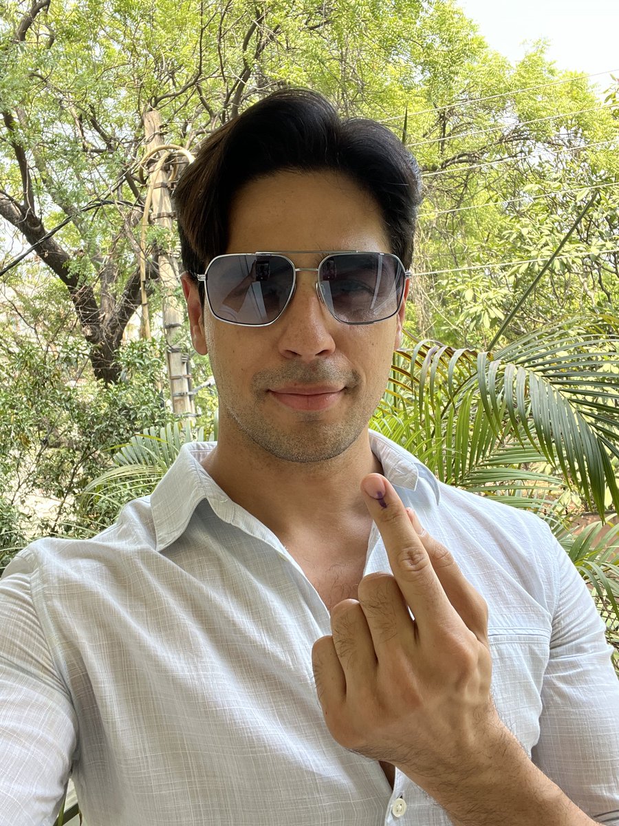 Came to my hometown, Delhi, to celebrate the world's largest democracy by voting, Delhi, go out 'Vote' 🇮🇳❤️ #DelhiVoteNow #VoteForIndia