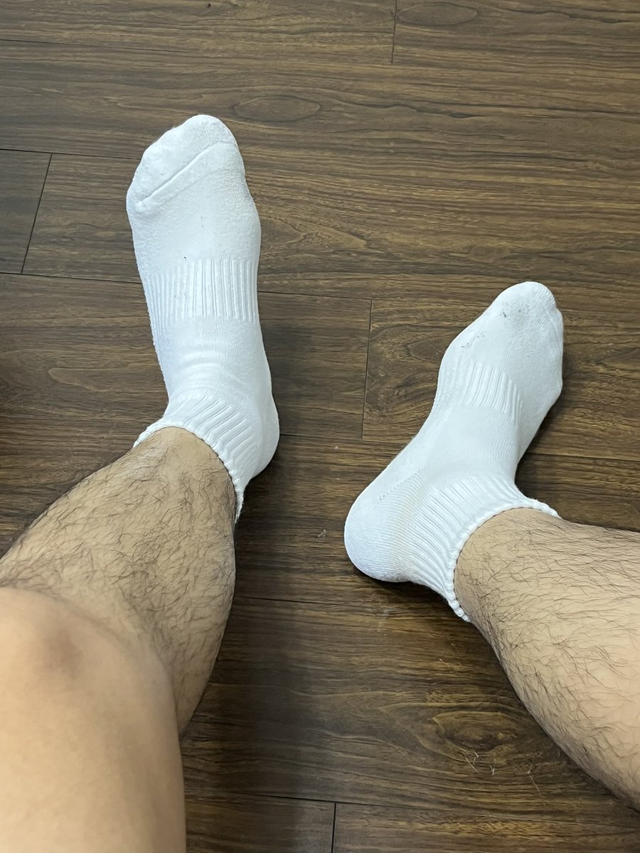 骚狗想吃你爹的白袜大脚嘛！跪下俩舔 #白袜 #男大 #s