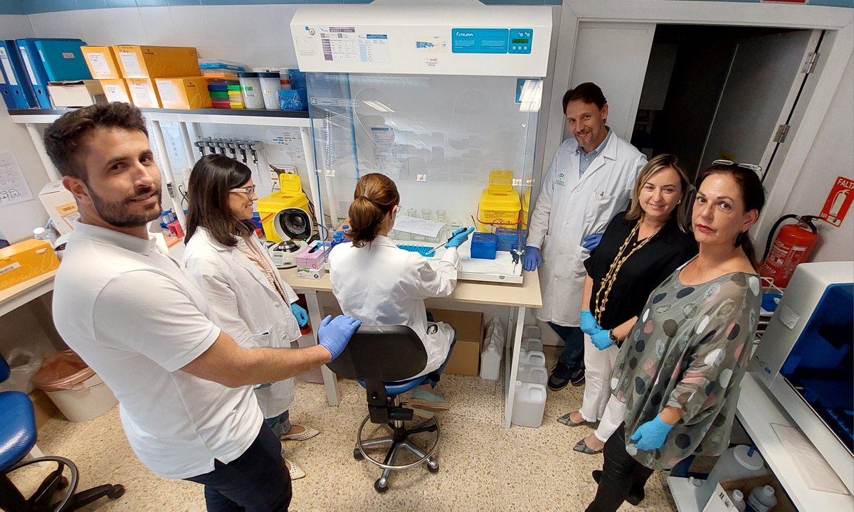 Nuestros alumn@s de #PANMEP (EXPERTO MEDICINA PERSONALIZADA Y DE PRECISIÓN de @UNIAuniversidad y @FProgresoysalud) están ayer y hoy 'con las manos en la masa': extracción de ácidos nucléicos, NGS, entre otros. En el laboratorio CORE y en Anatomía Patológica del @HospitalUVRocio