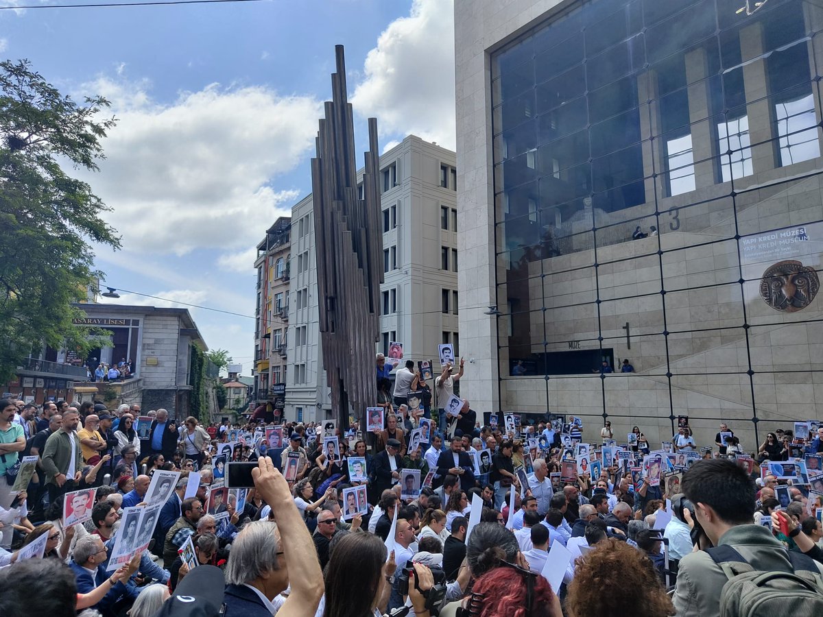 Kaybedenler kaybedecek, 1000 haftadır evlatları için adalet arayan #CumartesiAnneleri kazanacak. Adaleti kazanacağız! 📍Galatasaray Meydanı #CumartesiAnneleri1000Hafta