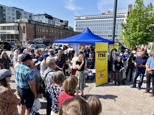 Niin upea lauantai ja Suomen suvi ☀️🌱🌸 Jaksamisen toivotuksia ja kovaa kannustusta linjalle Riihimäellä ja Lahdessa. Kiitos! 💚

Ja kuten ennenkin: Me kyllä jaksamme ja jatkamme. Suomi sydämessä. 

#persut