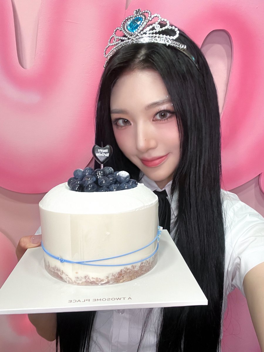 여신위 생일을 축하합니다!🦊❤️
앞으로도 신위의 미모는✨네버 다이🫶

Happy Birthday to goddess Xinyu! 🦊❤️ 
Xinyu's beauty never dies ✨🫶

女神心语生日快乐!🦊❤️
今后也希望心语的美貌✨Never Die🫶

女神シンウィーの誕生日おめでとう！🦊❤️
これからもシンウィーの美貌は✨Never Die🫶