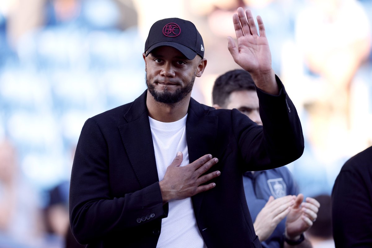 ActuFoot_'s tweet photo. 🚨 Vincent Kompany 𝗦𝗘 𝗥𝗔𝗣𝗣𝗥𝗢𝗖𝗛𝗘 du Bayern Munich ! 🔴⚪️

Un accord serait trouvé entre Burnley et les dirigeants bavarois aux alentours de 15 M€. ��

Le Bayern aimerait officialiser la signature et l’arrivée du technicien la semaine prochaine. ⏳

(@sachatavolieri)