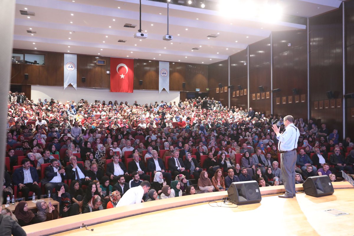 ozocaksigorta's tweet photo. Melikgazi Belediyemizin düzenlediği, değerli sanatçılarımız Serdar Tuncer ve Hayati İnanç’ın katılımlarıyla gerçekleşen “Necip Fazıl Kısakürek Anma Gecesi” etkinlik programına  destek ve katkılarından dolayı Dr. Mustafa Palancıoğlu ve ekibine çok teşekkür ederiz. https://t.co/GTO1M9kkZN