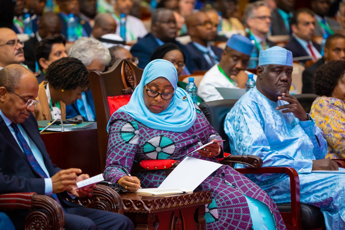 SuluhuSamia's tweet photo. Mapema leo katika Kongamano la Kuadhimisha Miaka 20 ya Baraza la Amani na Usalama la Umoja wa Afrika lenye jukumu la kuzuia, kudhibiti na kutatua migogoro katika bara letu. Wakati chombo hiki kinaanzishwa, kilipewa dhima ya kiutendaji katika kushughulikia migogoro na kuimarisha uwezo wa kuleta amani, usalama na utulivu kote barani Afrika, pamoja na kuanzisha majadiliano ya upatanishi hadi kusaidia nchi kujengwa upya baada ya vita, eneo ambalo tumepiga hatua kubwa katika utekelezaji wake.

Katika kongamano hili, nimewatunuku nishani baadhi ya viongozi ambao kwa miaka 20 ya baraza hili wametoa mchango mkubwa katika utendaji wake na kusaidia kukuza amani na ustawi kwenye bara letu, wakiepusha vita na utengano wa jamii mbalimbali.

Mbali na mafanikio tuliyopata, bado tuna kazi ya kujifunza kutokana na historia tuliyopitia ya migogoro mbalimbali katika kipindi hiki cha miaka 20 na kujipanga kwa miongo ijayo, ikiwa ni pamoja na kutambua mabadiliko ya aina ya migogoro na aina ya vitisho vinavyolikabili bara letu kwa sasa.

Mungu Ibariki Afrika.