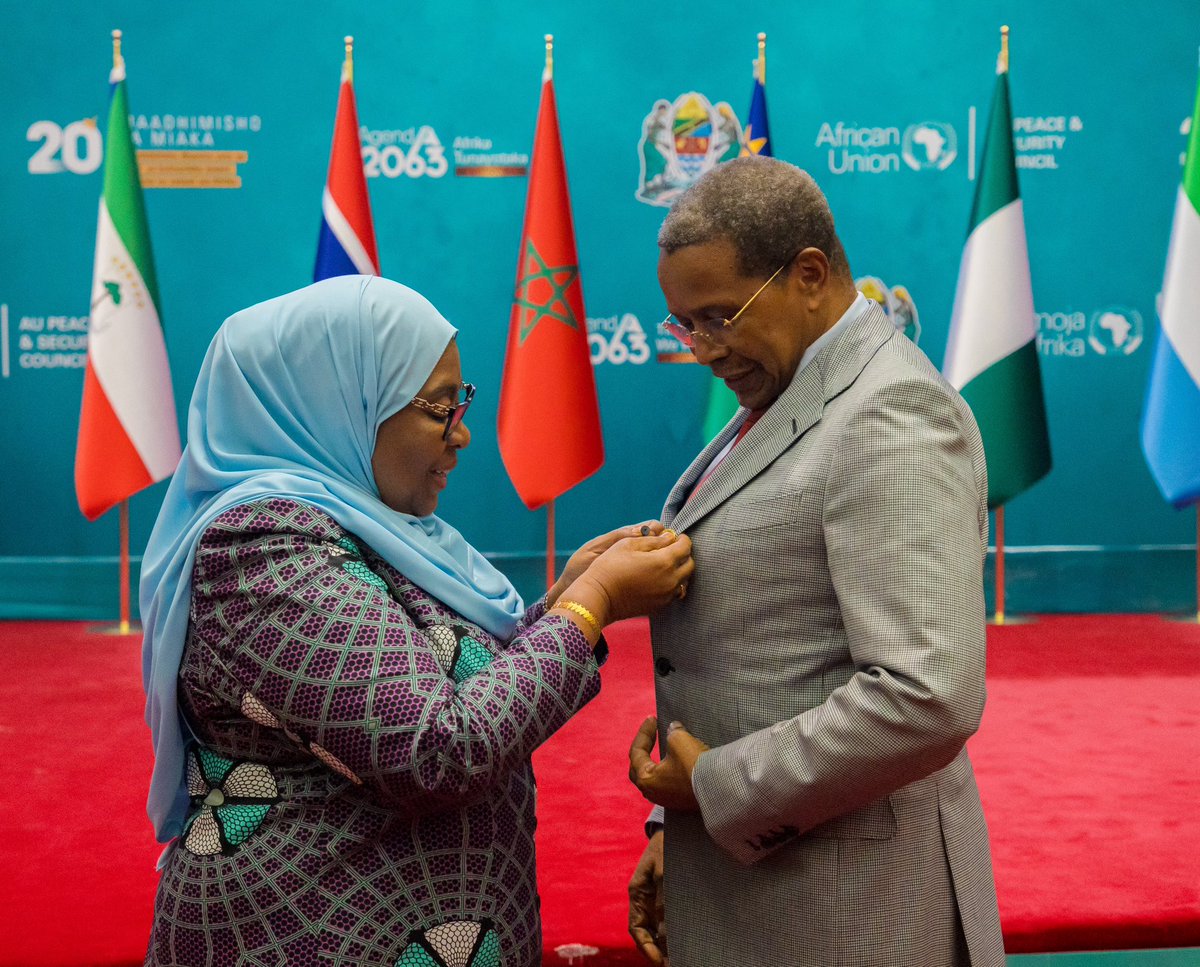SuluhuSamia's tweet photo. Mapema leo katika Kongamano la Kuadhimisha Miaka 20 ya Baraza la Amani na Usalama la Umoja wa Afrika lenye jukumu la kuzuia, kudhibiti na kutatua migogoro katika bara letu. Wakati chombo hiki kinaanzishwa, kilipewa dhima ya kiutendaji katika kushughulikia migogoro na kuimarisha uwezo wa kuleta amani, usalama na utulivu kote barani Afrika, pamoja na kuanzisha majadiliano ya upatanishi hadi kusaidia nchi kujengwa upya baada ya vita, eneo ambalo tumepiga hatua kubwa katika utekelezaji wake.

Katika kongamano hili, nimewatunuku nishani baadhi ya viongozi ambao kwa miaka 20 ya baraza hili wametoa mchango mkubwa katika utendaji wake na kusaidia kukuza amani na ustawi kwenye bara letu, wakiepusha vita na utengano wa jamii mbalimbali.

Mbali na mafanikio tuliyopata, bado tuna kazi ya kujifunza kutokana na historia tuliyopitia ya migogoro mbalimbali katika kipindi hiki cha miaka 20 na kujipanga kwa miongo ijayo, ikiwa ni pamoja na kutambua mabadiliko ya aina ya migogoro na aina ya vitisho vinavyolikabili bara letu kwa sasa.

Mungu Ibariki Afrika.