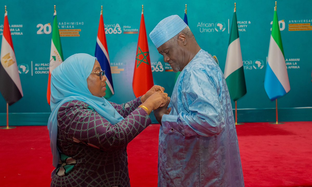 SuluhuSamia's tweet photo. Mapema leo katika Kongamano la Kuadhimisha Miaka 20 ya Baraza la Amani na Usalama la Umoja wa Afrika lenye jukumu la kuzuia, kudhibiti na kutatua migogoro katika bara letu. Wakati chombo hiki kinaanzishwa, kilipewa dhima ya kiutendaji katika kushughulikia migogoro na kuimarisha uwezo wa kuleta amani, usalama na utulivu kote barani Afrika, pamoja na kuanzisha majadiliano ya upatanishi hadi kusaidia nchi kujengwa upya baada ya vita, eneo ambalo tumepiga hatua kubwa katika utekelezaji wake.

Katika kongamano hili, nimewatunuku nishani baadhi ya viongozi ambao kwa miaka 20 ya baraza hili wametoa mchango mkubwa katika utendaji wake na kusaidia kukuza amani na ustawi kwenye bara letu, wakiepusha vita na utengano wa jamii mbalimbali.

Mbali na mafanikio tuliyopata, bado tuna kazi ya kujifunza kutokana na historia tuliyopitia ya migogoro mbalimbali katika kipindi hiki cha miaka 20 na kujipanga kwa miongo ijayo, ikiwa ni pamoja na kutambua mabadiliko ya aina ya migogoro na aina ya vitisho vinavyolikabili bara letu kwa sasa.

Mungu Ibariki Afrika.