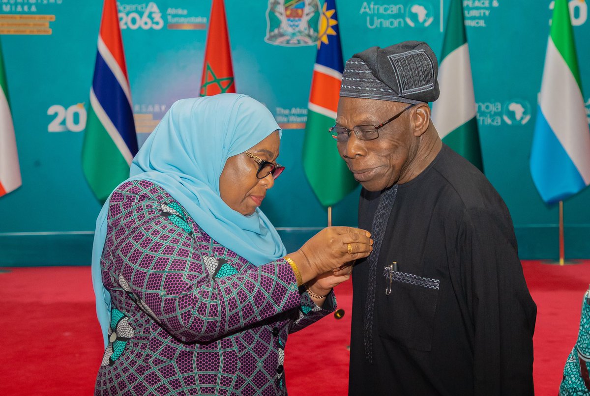 SuluhuSamia's tweet photo. Mapema leo katika Kongamano la Kuadhimisha Miaka 20 ya Baraza la Amani na Usalama la Umoja wa Afrika lenye jukumu la kuzuia, kudhibiti na kutatua migogoro katika bara letu. Wakati chombo hiki kinaanzishwa, kilipewa dhima ya kiutendaji katika kushughulikia migogoro na kuimarisha uwezo wa kuleta amani, usalama na utulivu kote barani Afrika, pamoja na kuanzisha majadiliano ya upatanishi hadi kusaidia nchi kujengwa upya baada ya vita, eneo ambalo tumepiga hatua kubwa katika utekelezaji wake.

Katika kongamano hili, nimewatunuku nishani baadhi ya viongozi ambao kwa miaka 20 ya baraza hili wametoa mchango mkubwa katika utendaji wake na kusaidia kukuza amani na ustawi kwenye bara letu, wakiepusha vita na utengano wa jamii mbalimbali.

Mbali na mafanikio tuliyopata, bado tuna kazi ya kujifunza kutokana na historia tuliyopitia ya migogoro mbalimbali katika kipindi hiki cha miaka 20 na kujipanga kwa miongo ijayo, ikiwa ni pamoja na kutambua mabadiliko ya aina ya migogoro na aina ya vitisho vinavyolikabili bara letu kwa sasa.

Mungu Ibariki Afrika.