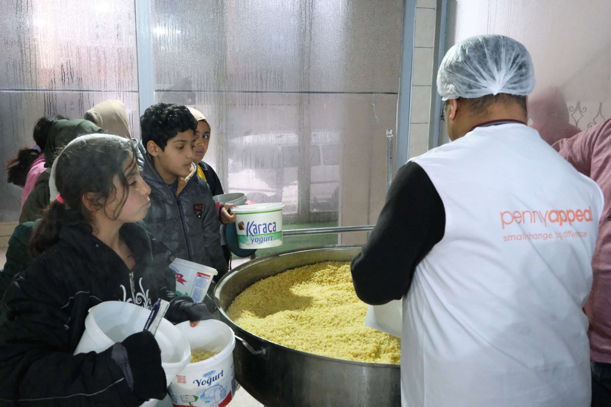 Hot meals are being distributed all year round for these children and their families in Turkey! 🍲 Did you know that you can give the gift of food for just £1 with Penny Appeal’s #FeedOurWorld appeal? What are you waiting for?! Give food, give life: pennyappeal.org/appeal/feed-ou…