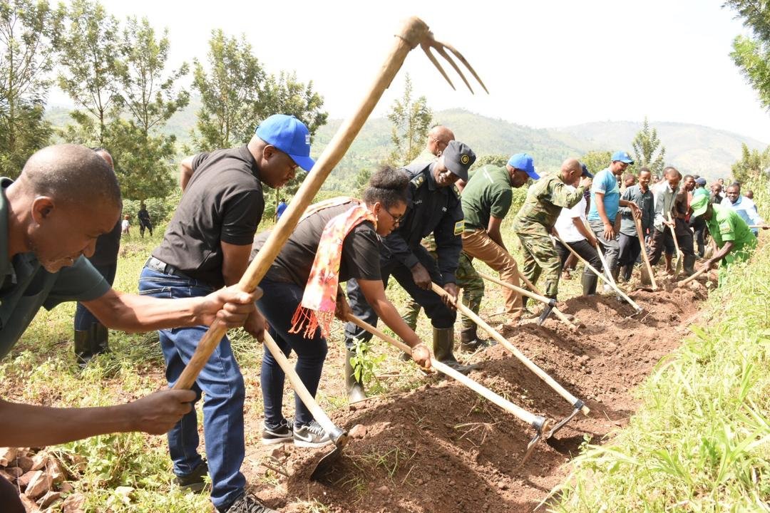 Kuri uyu wa Gatandatu , mu Karere ka #Gatsibo hakozwe umuganda rusange usoza ukwezi kwa 5/2024 , ku rwego rw'Akarere wabereye mu Murenge wa Rugarama mu Kagari ka Matare wibanze ku gucukura imirwanyasuri. @RwandaLocalGov
@RwandaEast