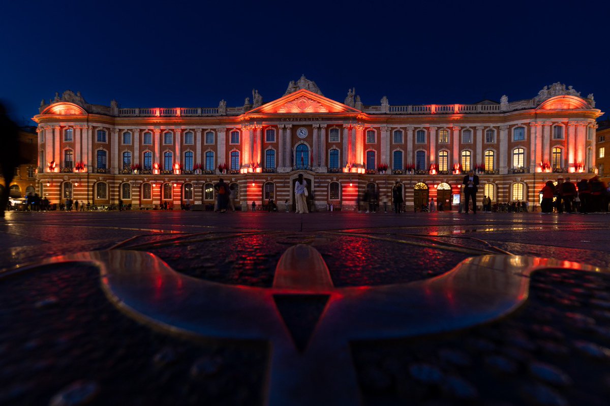 ❤️🖤 La façade du Capitole éclairée en rouge et noir, vendredi 24 mai, en soutien au @StadeToulousain Et à tout à l'heure place du Capitole pour la diffusion en direct de la finale 🔗 bit.ly/4bO4IsZ Crédit photo : Patrice Nin. Mairie de Toulouse - Toulouse Métropole.