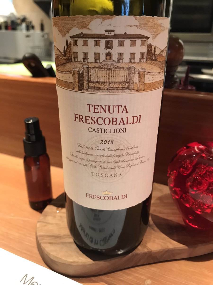 <drink>(インカメラ・コン・テラッツァ)「Tenuta Frescobaldi Castiglioni  2018」★★★★フィレンツェ の赤ワイン。カベルネ・ソーヴィニヨンと、トスカーナ州の土着品種サンジョヴェーゼの混合。カベルネの豊富なタンニンに基づくインクのような濃厚さに、サンジョヴェーゼの酸味が軽やかさを追加。