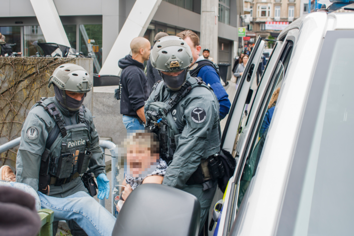 Gisteren hebben enkele studenten het rectoraat bezet uit protest tegen de banden tussen de UGent en Israëlische instellingen. Een tiental demonstranten werden aangehouden.

Lees er hier alles over 👇schamper.ugent.be/daily/rector-e…