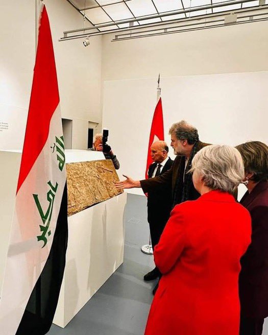 RepublicOfIraq's tweet photo. العراق يسترجع 3 قطع أثرية من سويسرا 

تمثال آله الشمس الآشوري وجدرايتان يعود تاريخهم إلى العهد الآشوري

#هنا_العراق https://t.co/id0kQx40Qr