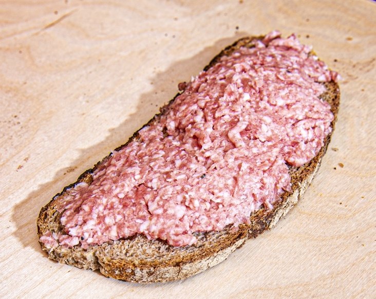 Bennytouzine's tweet image. Ik heb net gelezen dat mensen blijkbaar gewoon rauw vlees op hun brood smeren en dat dan zo opeten. 

Is het een minderheid van de mensen of is dat de normaalste zaak voor jullie allemaal? 🤨