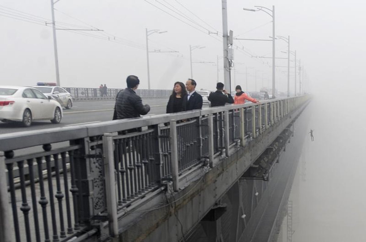 Photos taken right before something bad happened [Thread 🧵👇] 1. A photographer was taking snaps of air pollution on the Wuhan Yangtze River Bridge when his camera lens captured a man committing suicide