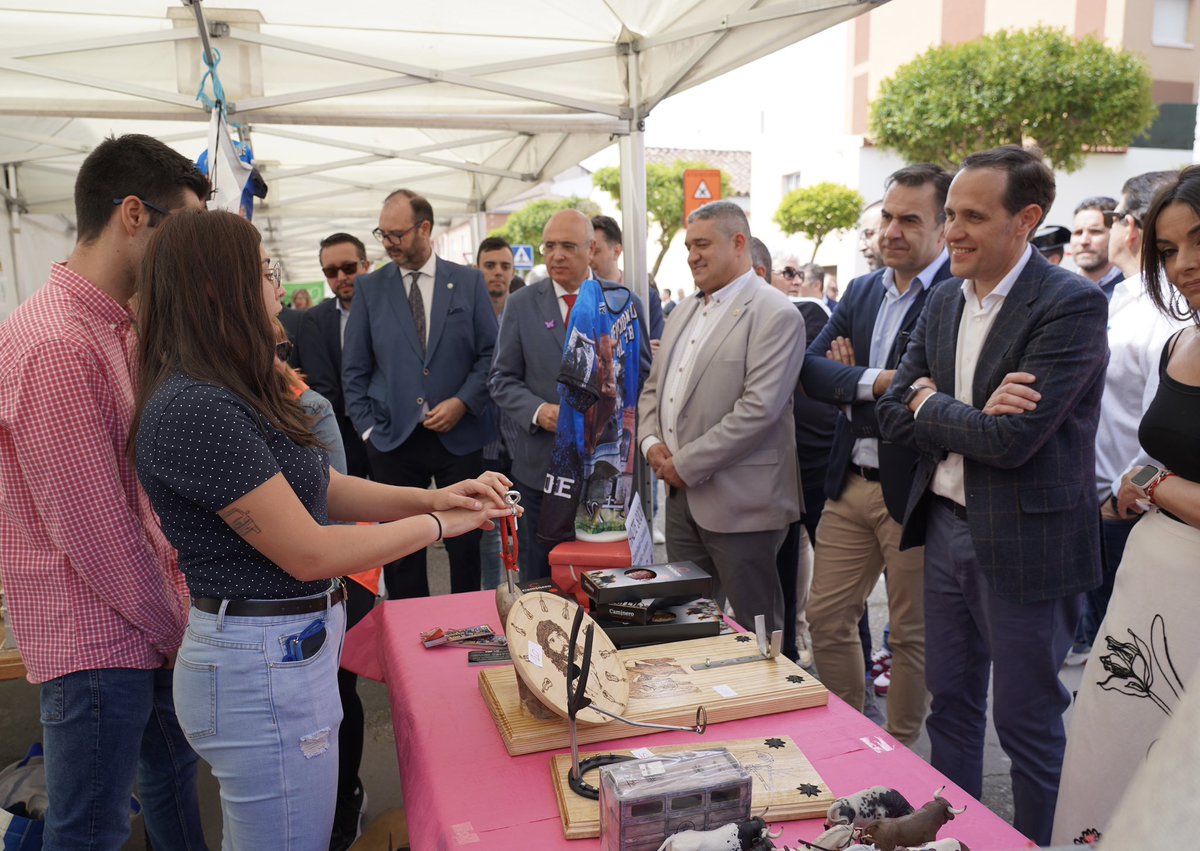 🌱 Tudela de Duero celebra su tradicional Feria de la Exaltación del Espárrago y la Artesanía. ➕ Promoción de uno de los emblemas de @alimentosVALL. ➡️ El presidente @Conrado_Iscar junto con el alcalde @osrohe1975, diputados provinciales y autoridades recorren los puestos.