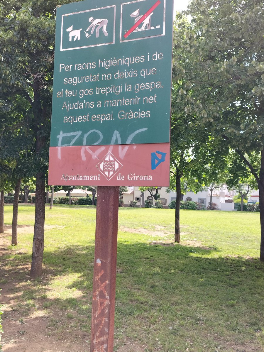 Malgrat el bon missatge del cartell, l'incivisme ens colgarà de 💩💩. Cada dia de partit, abans de començar, recollim una gran quantitat de 💩💩al Camp de #Bèlit