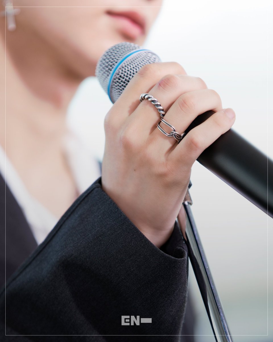 moonandenhypen's tweet photo. THE LAST TIME HE DROPPED SOMETHING, THE WHOLE WORLD STOOD STILL. 

Tomorrow, May 26, 7PM KST

#엔하이픈 #ENHYPEN #희승 #HEESEUNG https://t.co/PjPCdQkKwS