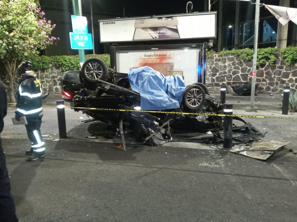 RabadanArt49571's tweet photo. Fuerte accidente en Coyoacan  en la av. Universidad donde un hombre pierde la vida al volcar y su acompañante fue trasladada al hospital https://t.co/kBFRodSbHK
