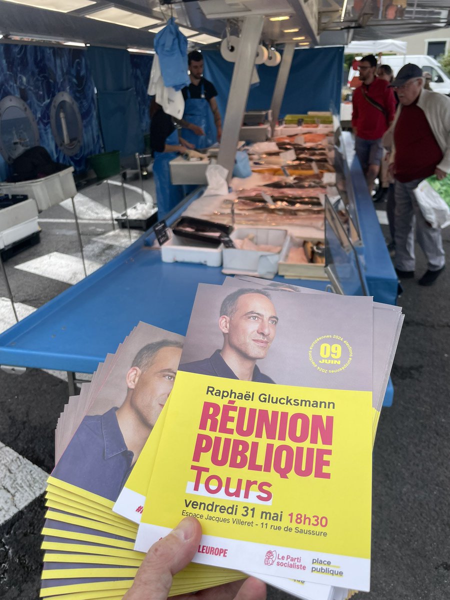 VincentTISON's tweet photo. Très sympathique marché ce matin à #Monts avec Catherine Gay et Claudie Hallard !
Un très bon accueil et des échanges très intéressants avec les habitants pour #ReveillerLEurope 🇪🇺🌍🌹����
#agriculture #souverainete #gauche
#Touraine #CentreValdeLoire https://t.co/D5jWCx2AhH