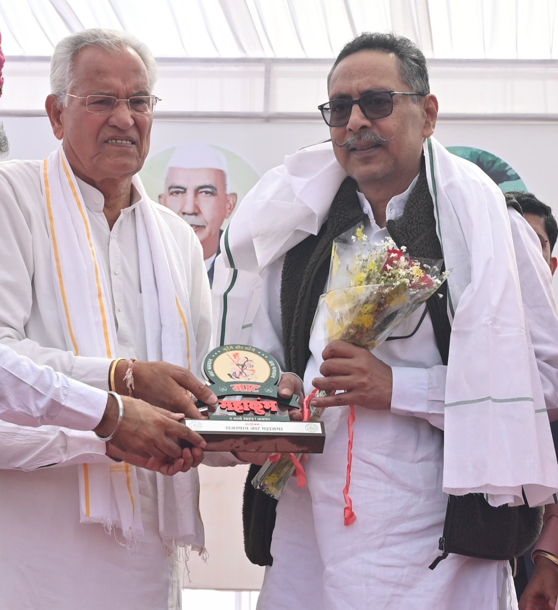 meelrajaram's tweet photo. राजस्थान सरकार के पूर्व केबिनेट मंत्री महाराजा विश्वेन्द्र सिंह के पुत्र अनिरूद्ध सिंह द्वारा भरतपुर राज परिवार का निकास करौली के यदुवंशी राजपूतों से बताना घोर निन्दनीय एवं सरासर गलत है। 
इतिहासकार ‘‘ज्ञात वंश’’ कुंवर रिसाल सिंह यादव, अंग्रेज लेखक इलियट भाग-3, कालिका रंजन कानूनगो के ‘‘हिस्ट्री ऑफ द जाट्स’’, ‘‘भरतपुर का इतिहास’’ के लेखक रामवीर सिंह वर्मा आदि गणमान्य ग्रन्थों के आधार पर श्रीकृष्ण से लेकर भरतपुर के अन्तिम नरेश तक भरतपुर राजपरिवार यदुवंशीय जाट क्षत्रिय है। यदुवंश की वंशावली से ज्ञात होता है कि तहनपाल के कई पुत्र थे, जिनमें ज्येष्ठ पुत्र धर्मपाल से करौली और उसके तीसरे पुत्र मदनपाल से भरतपुर जाट राजवंश के सिनसिनवार व सोगरिया परिवार निकले है। करौली का राजपरिवार जादोन राजपूत कहे जाते है और भरतपुर का राजपरिवार जाट। भरतपुर राजपरिवार का निकास करौली से नही है अपितू करौली राजपरिवार का निकास भरतपुर के यदुवंशीय जाटों से है।
भरतपुर के महाराजा किशन सिंह ने अखिल भारतवर्षीय जाट महासभा के सम्मेलन जो सन् 1925 ई0 में पुष्कर में हुआ था। शिलालेख में उनका नाम दर्ज है। इस सम्मेलन में महाराजा किशन सिंह ने अपने भाषण में कहा कि ‘‘मैं भी राजस्थान का एक निवासी हूँ। मेरा दृढ़ निश्चय है कि यदि हम योग्य हो तो कोई शक्ति संसार में ऐसी नही है जो हमारा अपमान कर सके। मुझे इस बात का भारी अभिमान है कि मेरा जन्म जाट जाति में हुआ है। हमारी जाति की शूरता के चरित्रों के इतिहास में पन्ने के पन्ने भरे पड़े है। मैं विश्वास करता हूँ कि शीघ्र ही हमारी जाट जाति की यश पताका संसार भर में फहराने लगेगी।’’ 
भरतपुर राजवंश के महाराजा सूरजमल से लेकर अन्तिम शासक महाराजा बृजेन्द्र सिंह ने अनेक अवसरों पर कहा कि वे जाट है व 4 जनवरी 2023 को राजस्थान के प्रमुख समाचार पत्रों में वक्तव्य जारी कर महाराजा विश्वेन्द्र सिंह ने पैधोर चामड़ मन्दिर पर आयोजित पंचायत में स्पष्ट कहा था कि उनके पूर्वज जाट थे, जाट है और जाट ही रहेंगे। इसी तरह 5 मार्च 2023 को जयपुर में आयोजित विशाल ‘‘जाट महाकुंभ’’ में भी महाराजा विश्वेन्द्र सिंह पधारे और दमभरा भाषण दिया था।  
ऐतिहासिक तथ्यों के विपरीत व अपने पूर्वजों के विरूद्ध अनिरूद्ध सिंह का आचरण मानसिक दिवालिया पन का प्रतीक है। अनिरुद्ध सिंह का आचरण भरतपुर के महान जाट शासकों की प्रतिष्ठा और ऐतिहासिक तथ्यों के विपरीत तो है ही उन्होंने अपने पिता जाट समाज के गौरव महाराजा विश्वेन्द्र सिंह के विरूद्ध भी घोर निन्दनीय व्यवहार किया है।  
    अनिरूद्ध सिंह के बयान से भारतवर्ष का जाट समाज आहत है व उनके कृत्य की घोर भर्त्सना करता है। मर्यादाहीन आचरण करने वाले अनिरूद्ध सिंह का सामाजिक बहिष्कार करे।