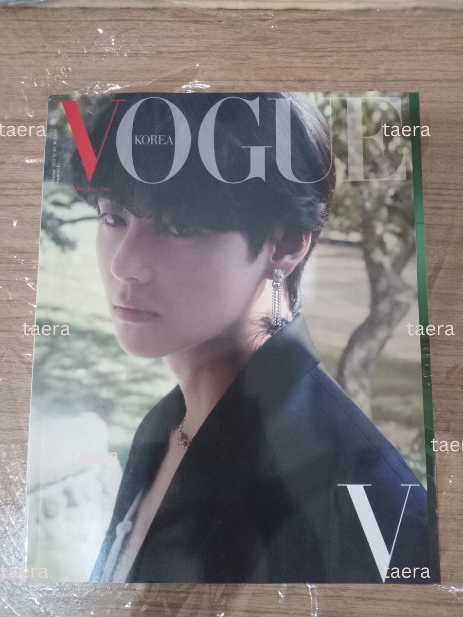 W06Dwi's tweet photo. Wan to Sell/ wts
Tolong bantu  RT dong ARMY💜🙏🏻
WTS‼️MAJALAH VOGUE V
🫧 Kondisi masih bagus
🫧 Harga 250k (bisa nego)
🫧 Free ongkirr

Kondisi masih bagus poll dari masih beli belom dibuka sama aku, aku kepencet beli 2 jadi ga ku buka. Kalau ga percaya sama kondisinya bisa dm ya https://t.co/LLDTnK4fNa