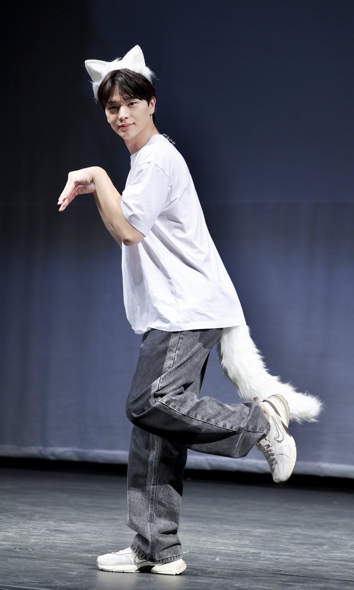 240525 메이크스타 육성재 대면팬싸

팬싸장에 북극여우 등장 🦊

#비투비 #BTOB #육성재 #yooksungjae
#귀여워 #여우인가_냐옹인가 🤣