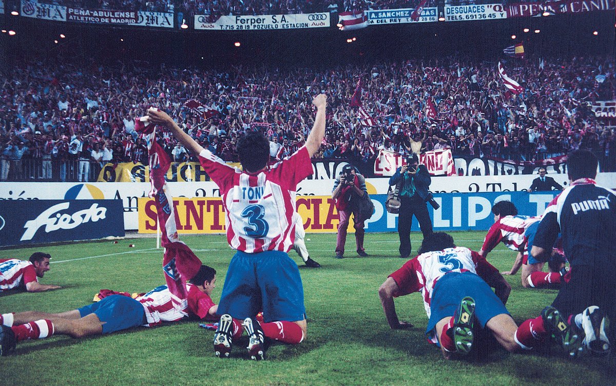 Atleti's tweet photo. 🏆 ¡Hoy es el aniversario de una tarde para la historia!

Tal día como este sábado, el 25 de mayo de 1996, culminamos la conquista del Doblete proclamándonos campeones de Liga tras ganar por 2-0 al Albacete en la última jornada de la competición, con goles de Simeone y Kiko ❤🤍 https://t.co/jwdSjXxpRC