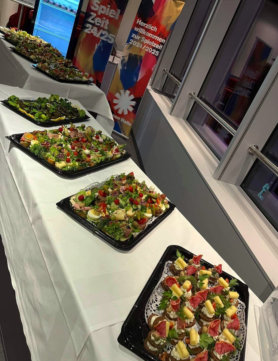 Opernjunkie's tweet photo. Erst bissl #PostOpernSekt und dann gutes #PostOpernExort auf der #Amadigi Premierenfeier zum Häppchenbuffet 🥂🍻 #HändelFestspiele https://t.co/xrK27cEoc2