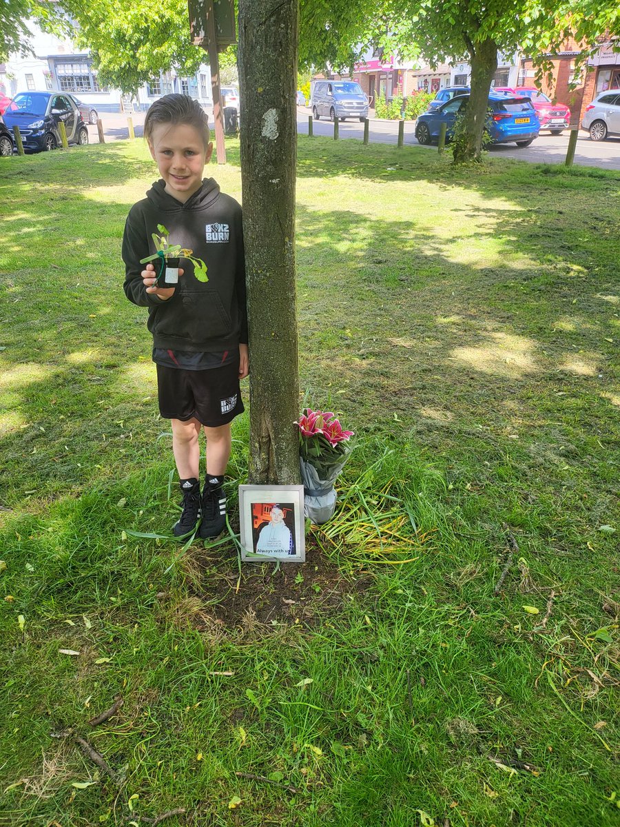 Heartbreaking 8yr old grandson takes flowers to his forever 19yr old cousin and I listen to him telling his picture how much he loves and misses him ❤️ 
#stopknifecrime