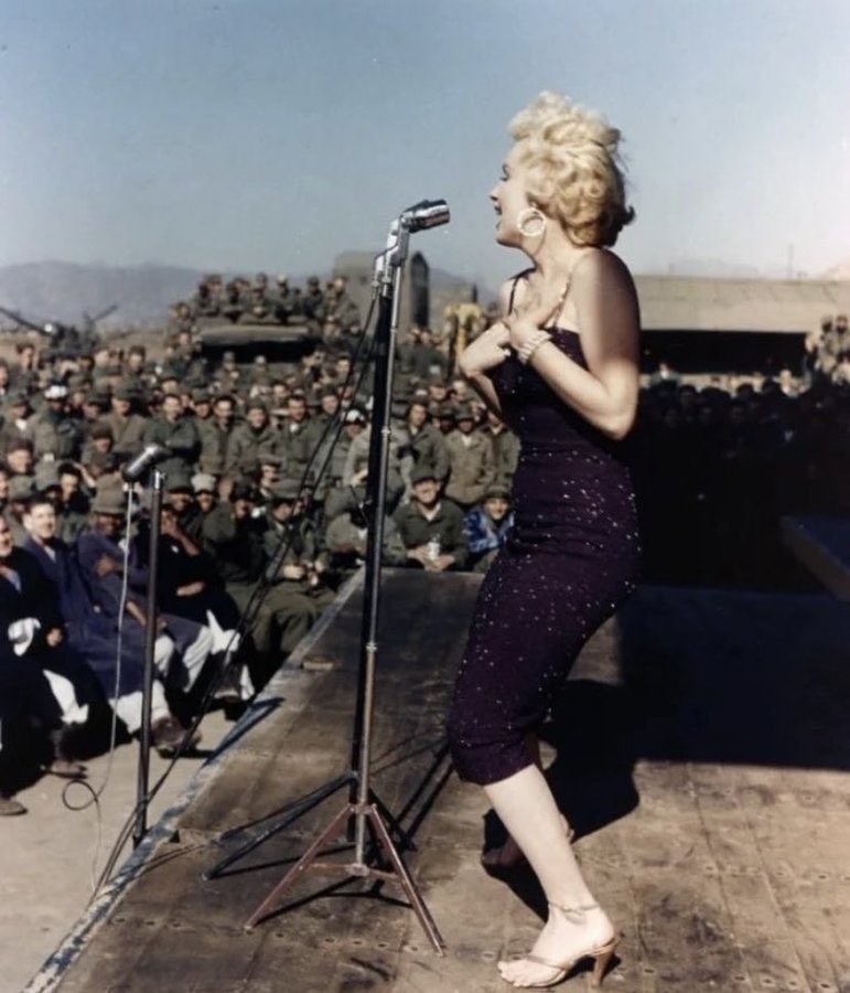 1954, Güney Kore. Marilyn Monroe Türk askerlerine konser verirken.