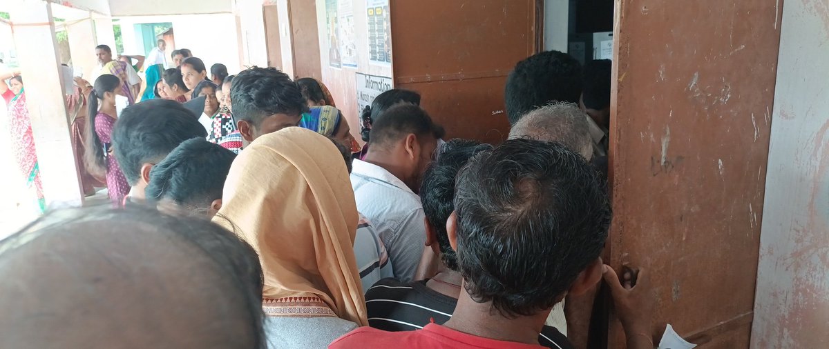 Techspi21's tweet photo. @ECISVEEP @CuttackDM very pathetic mismanagement at voting booth. Jilinda Narasinghpur Odisha https://t.co/tsh6nxoa1t