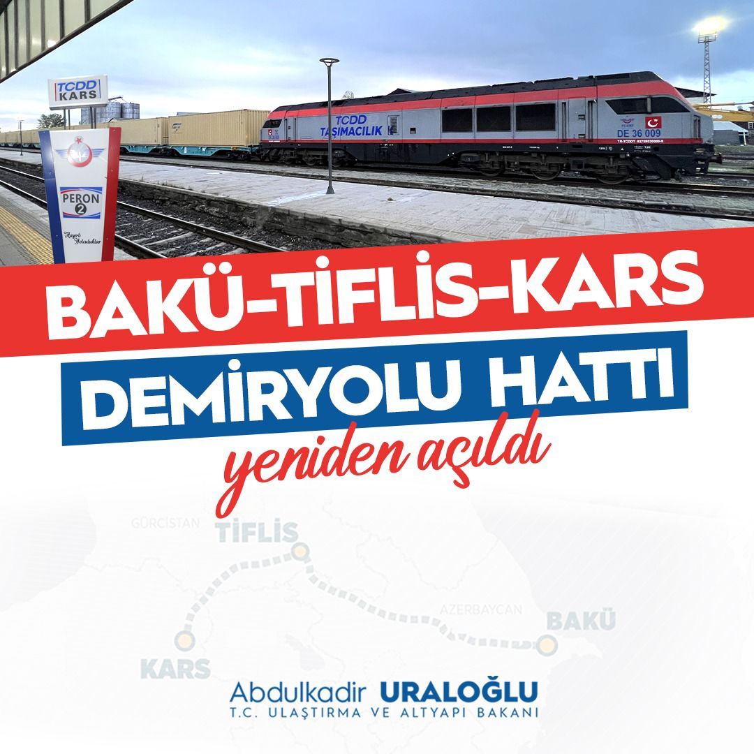 Bakü - Tiflis - Kars Demiryolu Hattı Yeniden Açıldı! 🛤️ 🚞 'Tek Yol Tek Kuşak' girişiminin en önemli halkası olan hattımız Azerbaycan'dan yola çıktı ve ülkemize ulaştı. İlk ihracat trenimiz de Azerbaycan'a doğru yola koyuldu. 🚞 Hattımız aracılığıyla 1️⃣ milyon 4️⃣7️⃣0️⃣ bin ton