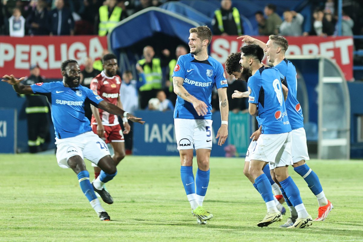 queiras3's tweet photo. The 2023/2024 season is over. Probably the most important season of my still young career. Our path is always very unique but there are two things that are non-negotiable: WORK and BELIEVE in yourself. Amazing things are yet to come! See you all next season 💙🤍⚽️ https://t.co/a1UUpKdV0I