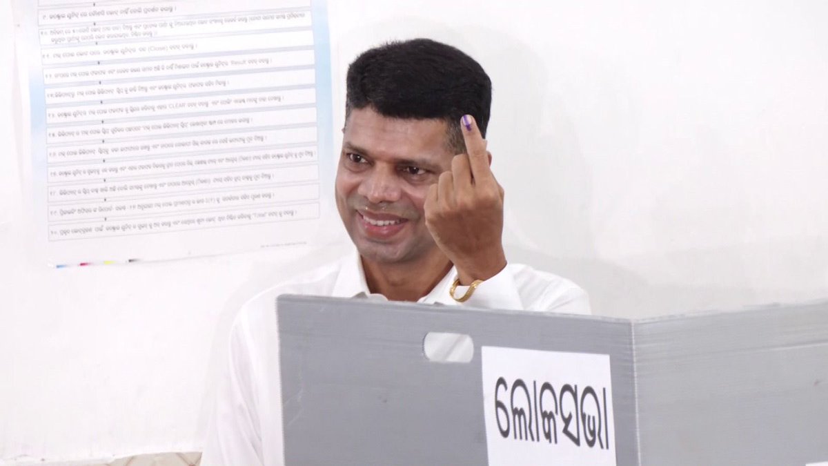 sjeeva26's tweet image. ஒடிசா -  பிஜு ஜனதா தளத்தின் மூத்த தலைவர் வி.கே.பாண்டியன் ஆட்டோவில் வந்து வாக்களித்தார்  
#Odisha #VKPandian