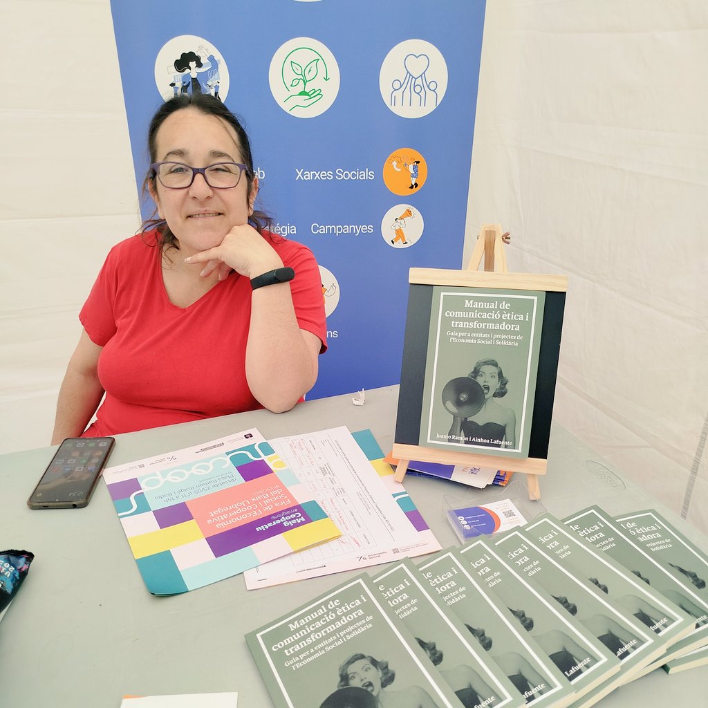 lenxarxada's tweet photo. Avui estem gaudint de la #FESCdBLL #MaigCoop2024 al Prat.
📚 Els manuals ens estan volant 😃 i @enxarxadESS està generant molta expectació i bones vibres. https://t.co/QnHfVQdJCI