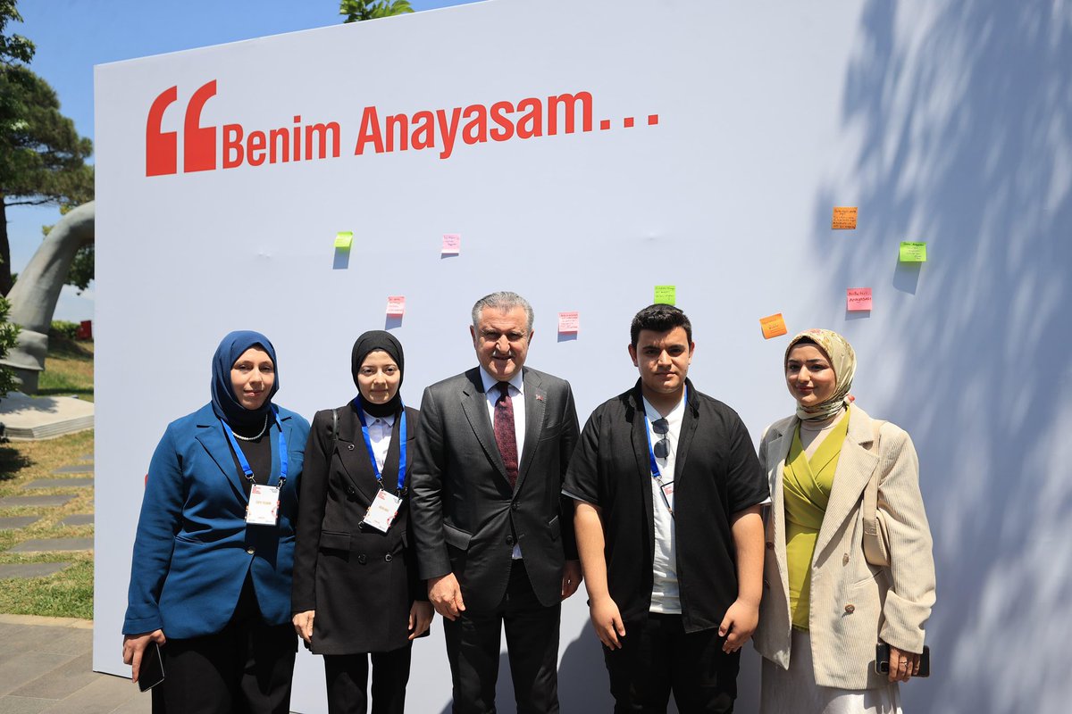 📍Demokrasi ve Özgürlükler Adası 'Gençlerle Sivil Anayasa Buluşmaları' kapsamında gençlerimizle bir araya geldik.🇹🇷 Türkiye'nin yeni yüzyılına yakışacak yeni anayasa oluşum sürecinde gençlerimizin fikirlerini önemsiyoruz.