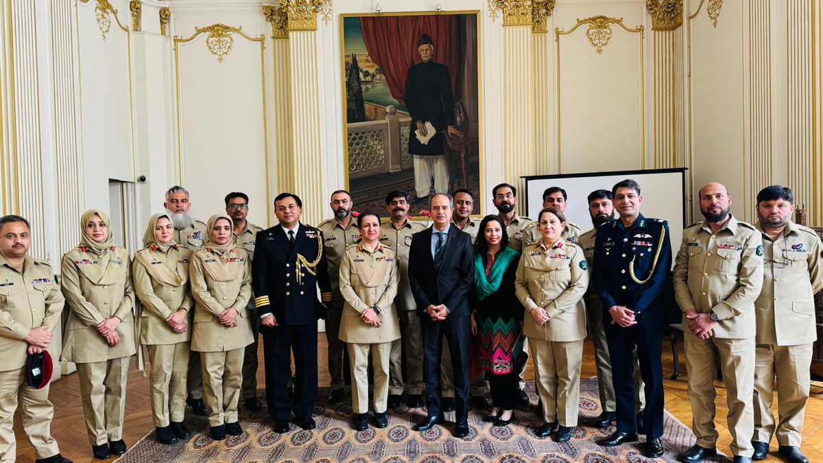 Delegation of Armed Forces Post Graduate Medical Institute on study visit - briefing at the Embassy & interaction with Amb @Asimiahmad. Del is visiting various health service facilities in France @MoIB_Official @appcsocialmedia @GovtofPakistan @ForeignOfficePk