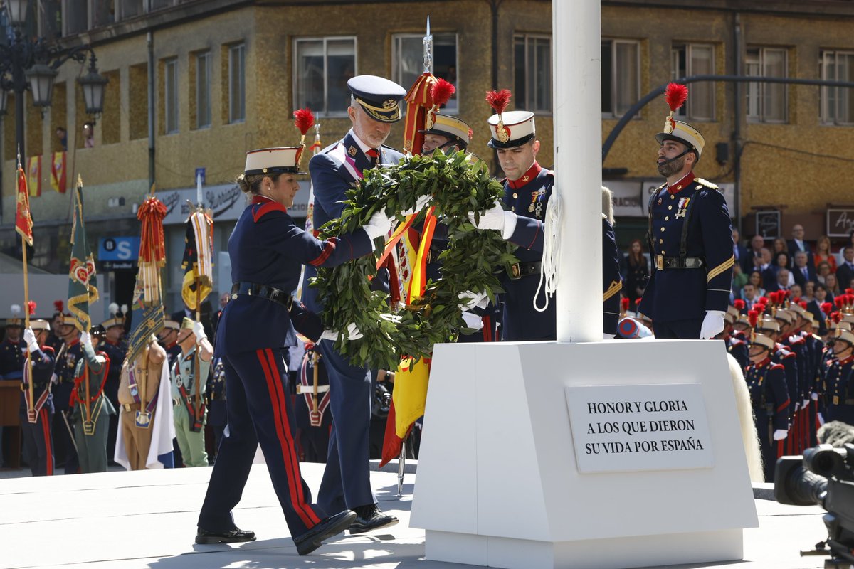 Uno de los momentos más emotivos de este #DIFAS24 es el acto de Homenaje a los que dieron su vida por España. Ha sido presidido por S.M. el Rey, que ha depositado una corona de laurel en recuerdo de todos ellos. Siempre estaréis con nosotros.