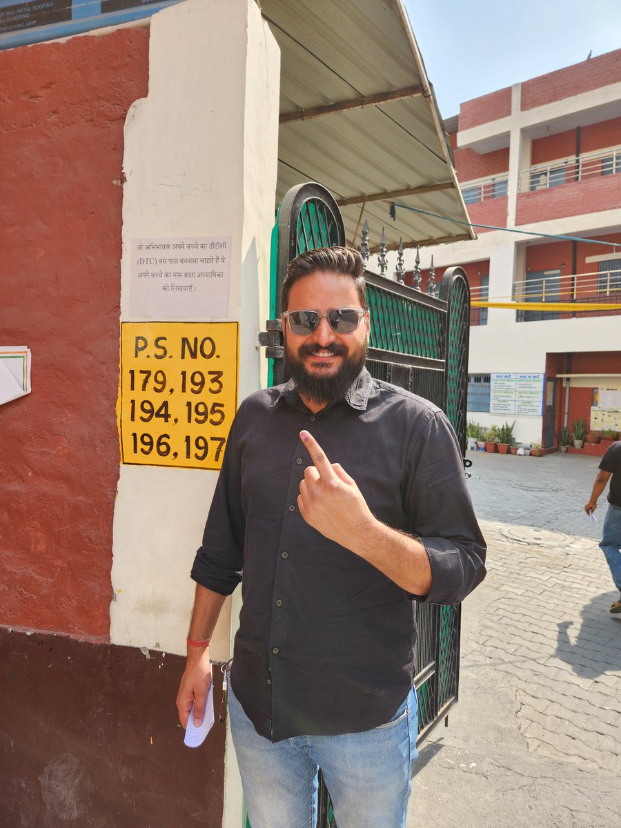 Amit_JSES's tweet image. फिर एक बार मोदी सरकार✌️ #voteforbjp #vote #kamalkijeetkamaljeet #DelhiPolls #delhiloksabhaelections #BJP4Delhi @BJP4Delhi @kjsehrawat #election_2024