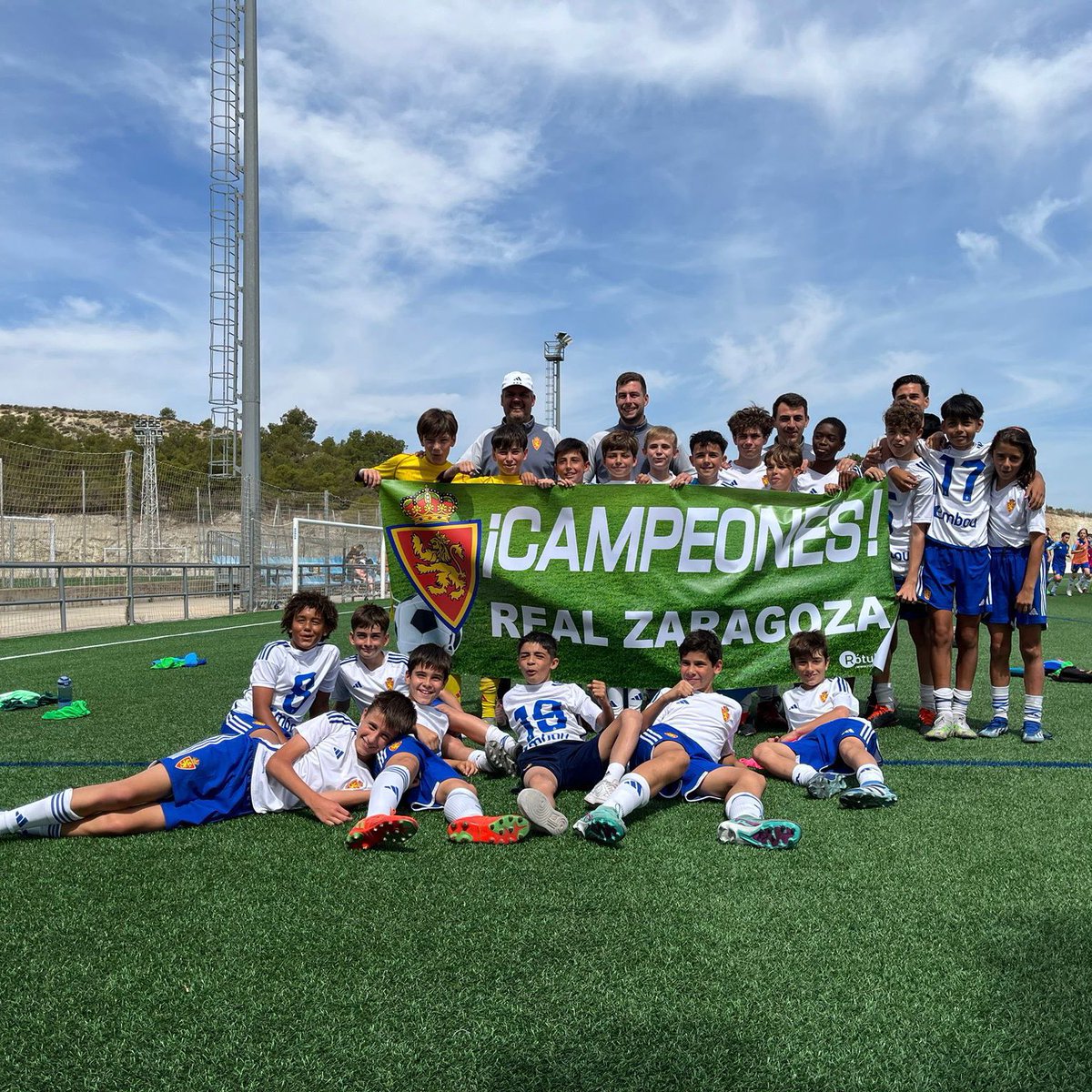 RZcantera's tweet photo. 🏆 𝗔𝗟𝗘𝗩𝗜́𝗡 𝗣𝗥𝗘𝗙𝗘𝗥𝗘𝗡𝗧𝗘 🏆

¡Con la victoria de hoy, el Real Zaragoza logra el título de liga! 🤩

Enhorabuena por todo el trabajo hecho a todo el equipo🤍🦁 https://t.co/HKtgjpJlqo