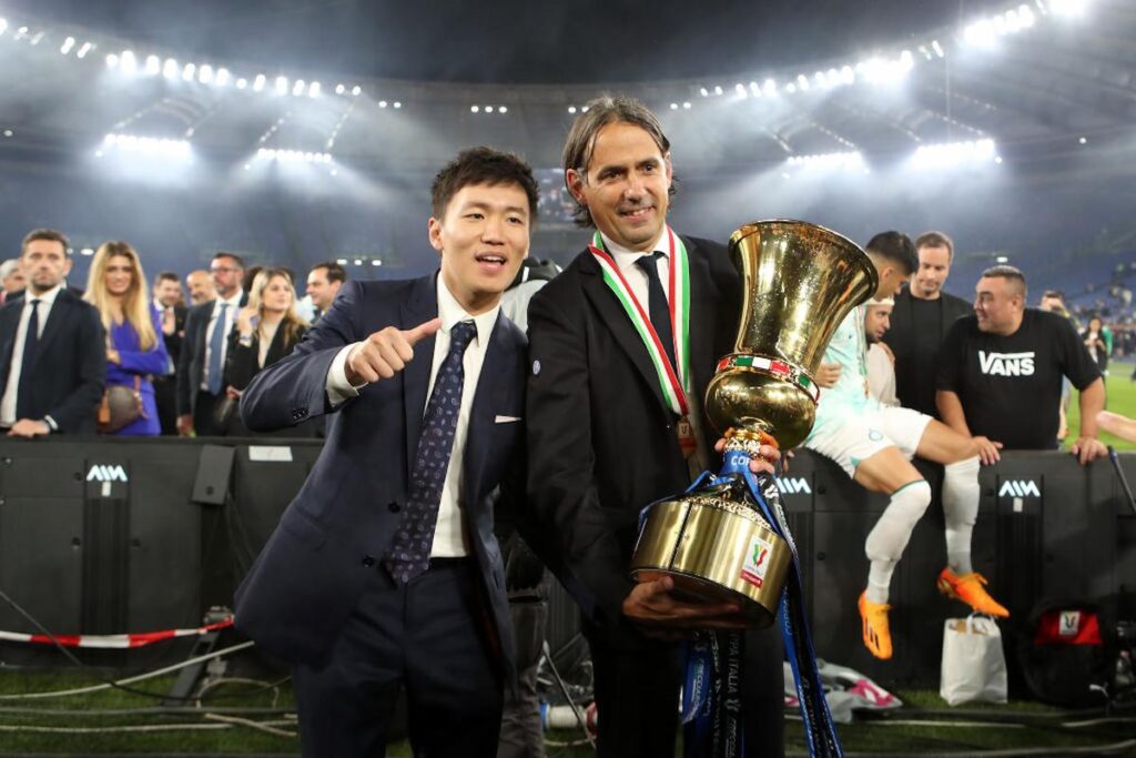 marifcinter's tweet photo. ⚫️🔵Steven Zhang: "Cari interisti,

Gli addii non sono mai facili, soprattutto quando devi salutare qualcuno che ami. Nella vita, tutto ha un inizio e una fine. Ho sempre saputo che un giorno avrei dovuto dirvi addio. La semplice verità è che non ero pronto e probabilmente non lo sarei mai stato. Otto anni fa, quando da ragazzo di 24 anni sono entrato per la prima volta a San Siro per assistere a una partita di calcio, non avevo assolutamente idea di cosa mi aspettasse. Le incredibili emozioni provate in quel giorno hanno poi guidato le mie decisioni in tutti questi anni. Questo mondo nerazzurro, unico nel suo genere, mi ha accettato immediatamente, riempiendomi di passione, gioia e tanto amore. Da allora sono cresciuto molto a livello professionale, e porterò tutto questo per sempre nel mio cuore.

All'inizio della mia presidenza ho promesso di riportare l'Inter ai vertici, dove era sempre stata. In questi otto anni abbiamo conquistato sette trofei, due finali europee e abbiamo conquistato due volte il campionato di Serie A. La leggendaria Seconda Stella è una testimonianza del nostro successo. Dopo importanti investimenti e innumerevoli ore di lavoro, l'Inter si è trasformata in un club moderno, innovativo e vincente, al livello più alto del calcio europeo.

Negli ultimi tre giorni ho ricevuto tantissimi messaggi, chiamate e post da parte di tutti voi. Devo ammettere che questo mi ha fatto sentire amato, ma ha anche reso questo addio ancor più difficile. Grazie all'Inter, ho trovato persone che oggi sono come una famiglia per me, di cui farò tesoro per il resto della vita. Vorrei cogliere l'occasione per ringraziare tutti i miei dirigenti, Ale e Beppe, Javier e Piero, Dario, Luca, Matteo, Angelo, Andrea, Lionel, Mark... Che mi hanno sopportato, sostenuto, protetto e che mi hanno insegnato a fare il presidente. Voglio anche ringraziare tutto il nostro staff, che da Viale della Liberazione, Appiano, Interello e San Siro ha lavorato diligentemente per far crescere il club e realizzare gli incredibili successi della nostra amata Inter.

Un ringraziamento speciale va ai nostri ex calciatori e gli attuali Campioni a due stelle. Molti di voi mi hanno trattato come un amico, includendomi nel vostro gruppo come se fossi uno di voi, il legame che avevamo andava ben oltre quello tra presidente e giocatori. La mia più profonda gratitudine va anche a tutti i nostri allenatori, in particolare a Simone Inzaghi, un uomo con valori veri e forti nel cuore, che ho avuto la fortuna di avere durante la mia presidenza.

Infine, l'Inter non sarebbe l'Inter senza i nostri fantastici tifosi. Grazie a tutti voi per i vostri bellissimi messaggi. Significa davvero molto per me in questi momenti di grande emozione. Non vedo l'ora di unirmi a voi sugli spalti di San Siro cantare per la nostra Inter, magari dalla Curva Nord. A coloro che porteranno avanti questa Società, vi prego di amare la nostra Inter, di proteggere la sua gente e, soprattutto, di rispettare il suo valore fondamentale. E' un grande onore e una grande responsabilità assumere la guida dell'Inter. Con amore e cura, l'Inter vi ripagherà, con enormi risultati, emozioni e gioia. Per me è stato il più grande onore della mia vita.

Forza Inter Sempre. Amala!

Sempre uno di voi,

Steven"