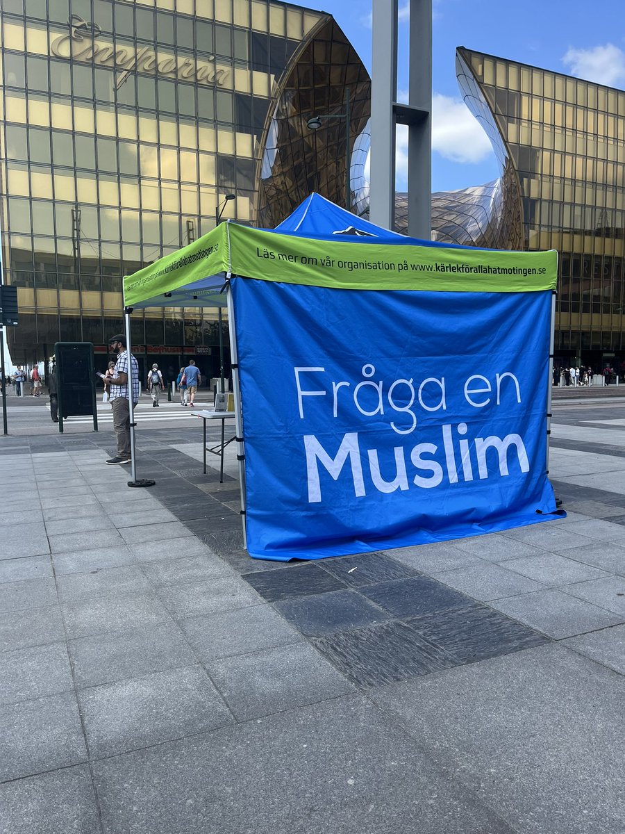 AhmadiyyaSWE's tweet photo. Idag står församlingen i Hyllie i Malmö och svarar på allmänhetens frågor. #frågaenmuslim #malmö #koranenlär https://t.co/frlQEtpkoM