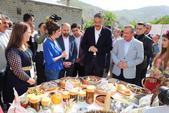 🍯Gastronomide, Hakkari’miz muazzam bir çeşitlilik ve zenginlikle dolu.🥞 Ellerinin lezzetlerini tabaklarına yansıtan ve ilimizin tanıtılmasındaki rolleri için meslek liseleri ile halk eğitimi merkezlerimize teşekkür ederim.🥘🍛 👏🏻 @tcmeb @Yusuf__Tekin @alicelik_64 @cengizmete