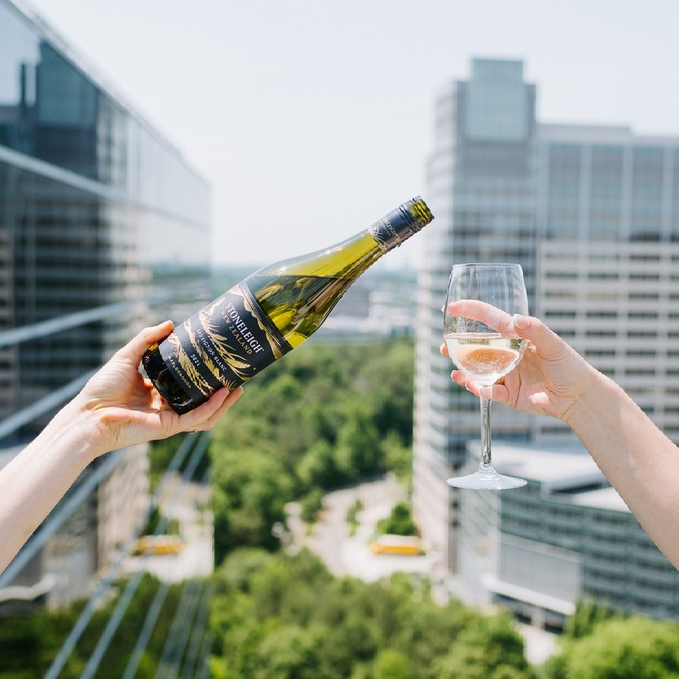 Happy World Wine Day! Celebrate with a taste of @stoneleighwine Sauvignon Blanc! 

#WorldWineDay #Stoneleigh #SauvignonBlanc #NewZealandWine #WhiteWine