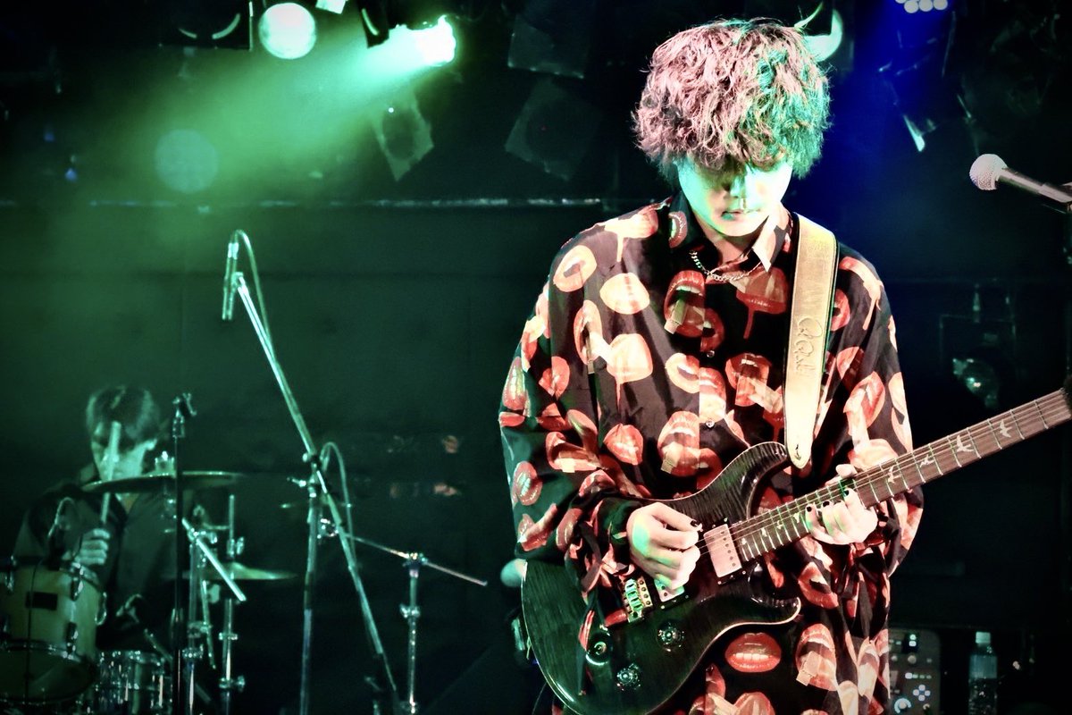 0524tomotomo's tweet photo. 今日は心斎橋somaでDeadly a knotとして初めてのライブでした！
まさか自分がずっと好きだったDirのコピバンでライブが出来るとは…嬉し過ぎた
新しくしたギターでも初めてのライブだったので緊張しまくりでしたが楽しかったです！！

※勝手に尊敬していたギタリストのKIRANさんとも写真撮って貰った https://t.co/MUO0S7df2K