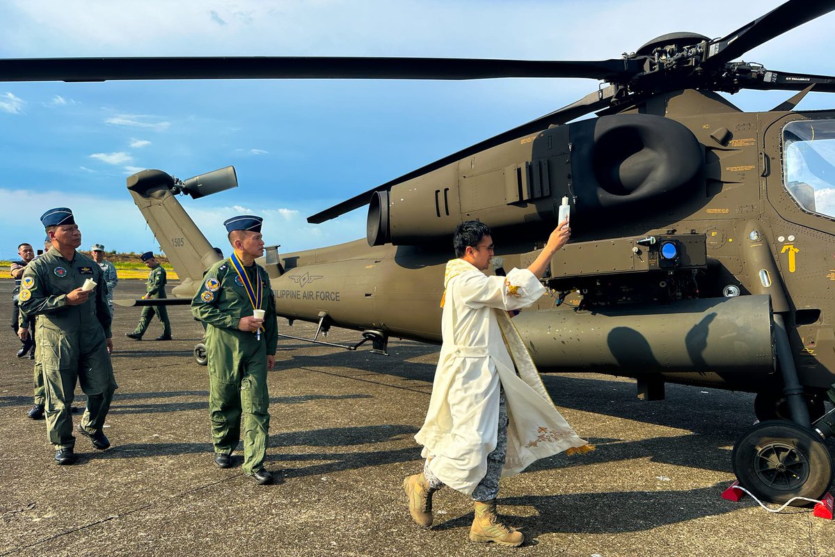 Filipinler ordusuna teslim edilen Atak helikopterlerimiz için 'kutsama töreni' düzenlenmiş. Besmeleyle yapılıyor o helikopterler 🤦‍♂️