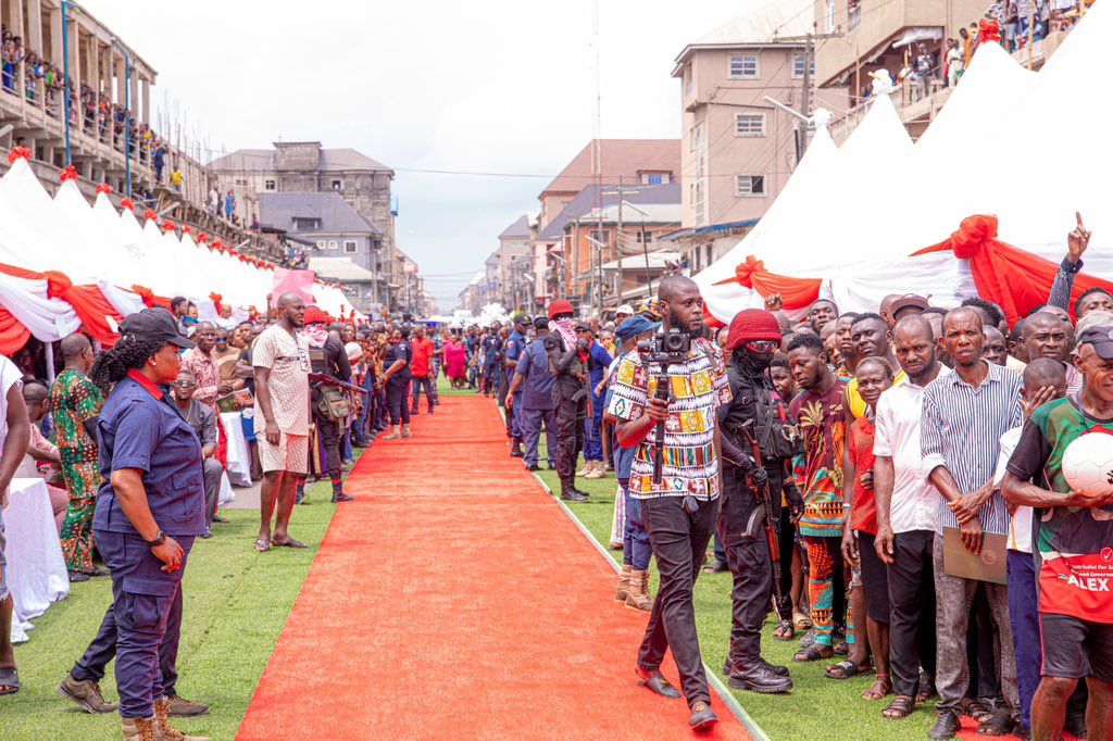 Yesterday, we commissioned three adjoining roads in Aba as we continue our commitment to solidify road infrastructure in Abia. The roads are Kent, Ehi, and Old Court Roads. 

The ceremony was dignified by the presence of our special guest of honour, His Royal Majesty, Igwe