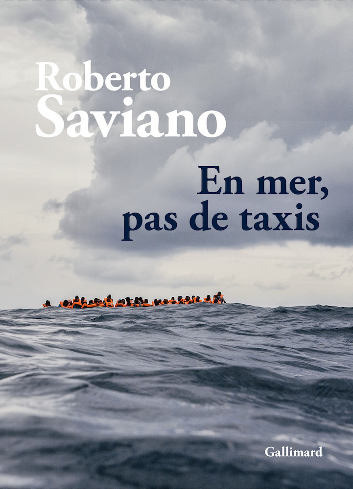 La mer, théâtre d'humanité et de désespoir actualitte.com/a/iXJgQ5UC @Gallimard #chronique #critique #photo #RobertoSaviano #migrants